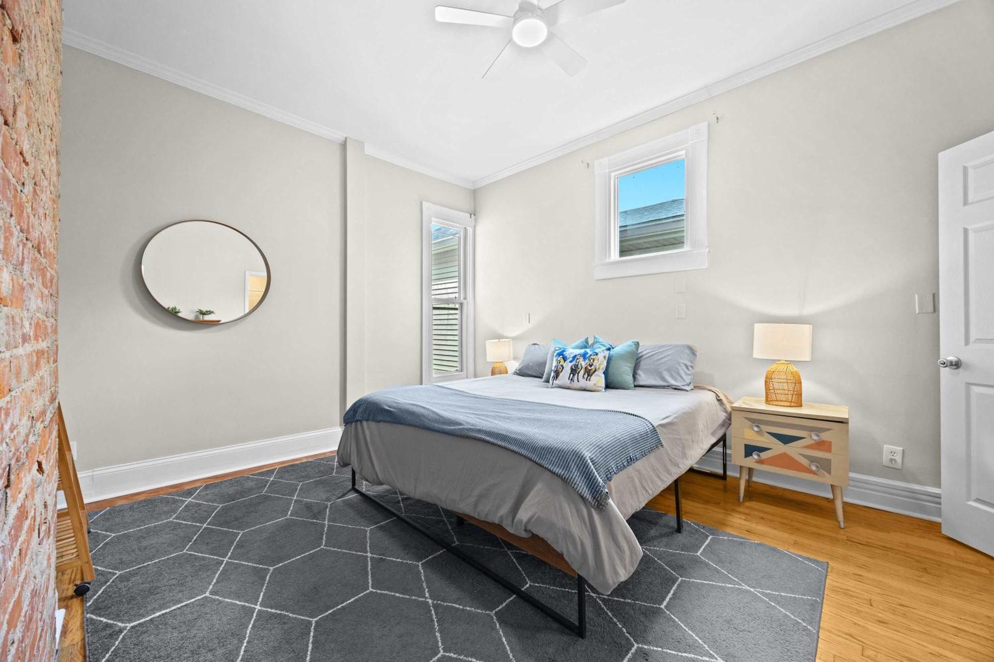 Cozy 1br Near Downtown King Bed Full Kitchen Apartment *
