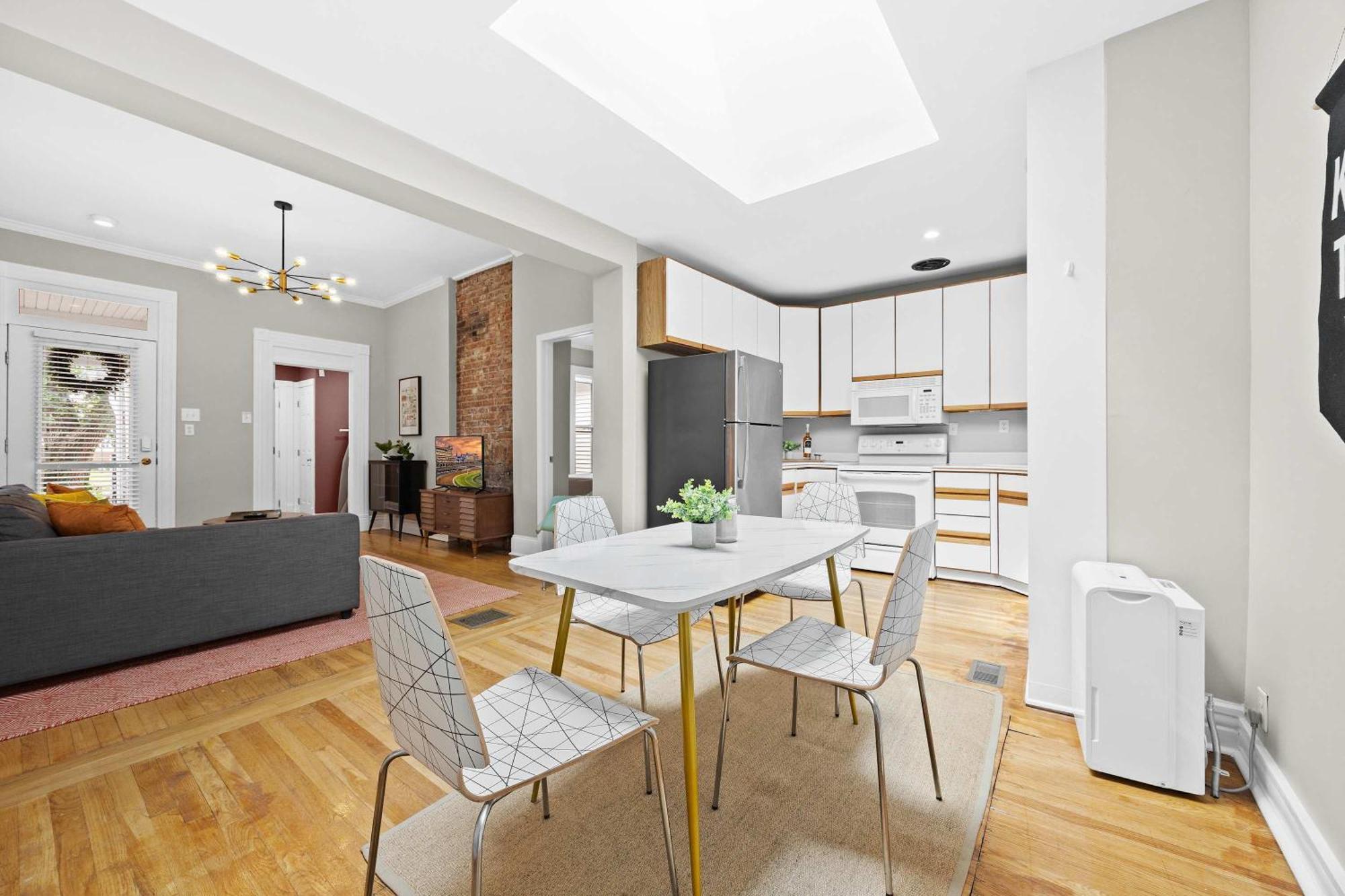 Cozy 1br Near Downtown King Bed Full Kitchen Louisville